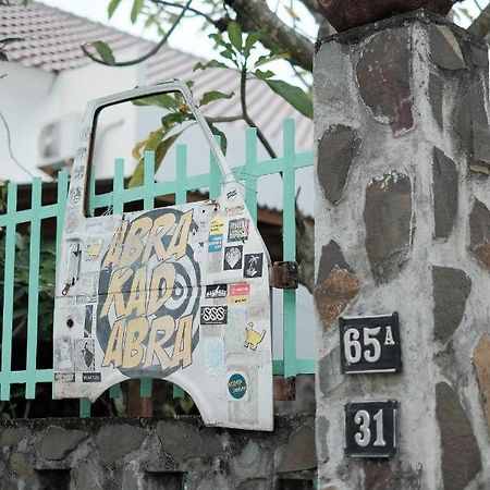 Abrakadabra 747 Apartment Yogyakarta Exterior photo