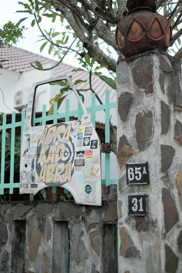 Abrakadabra 747 Apartment Yogyakarta Exterior photo