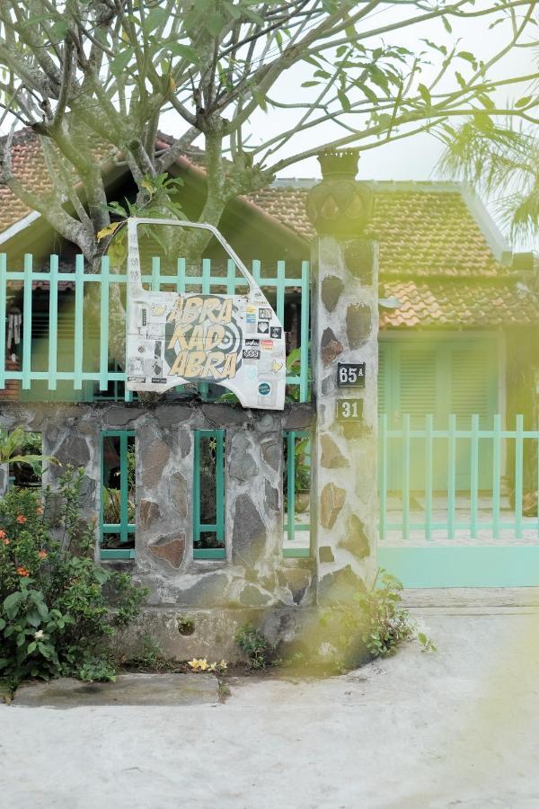 Abrakadabra 747 Apartment Yogyakarta Exterior photo