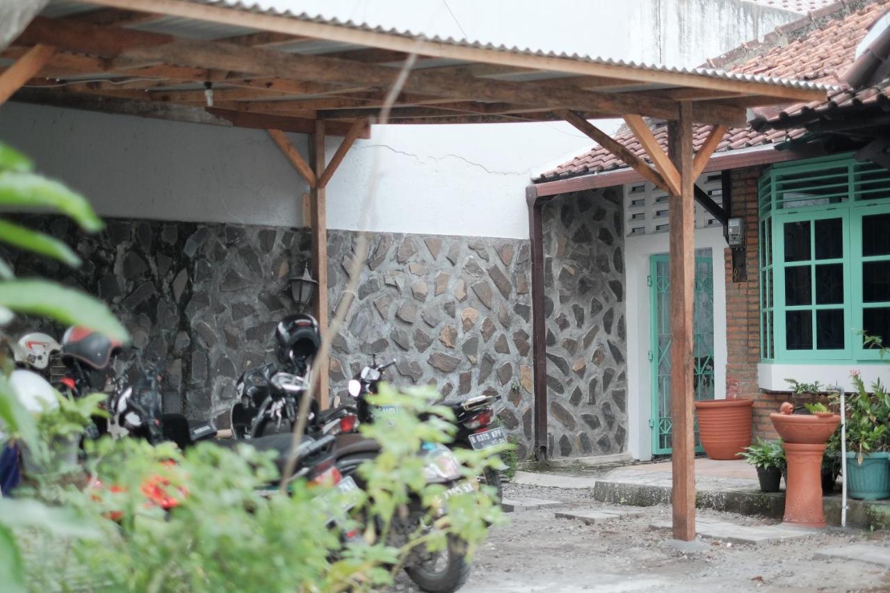 Abrakadabra 747 Apartment Yogyakarta Exterior photo